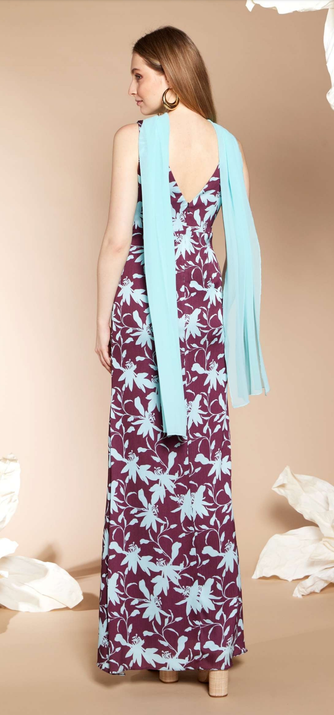 Vestido estampado recto con escote V y foulard - Imagen 2