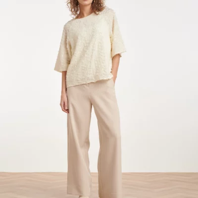 Top crema con lentejuelas y manga corta