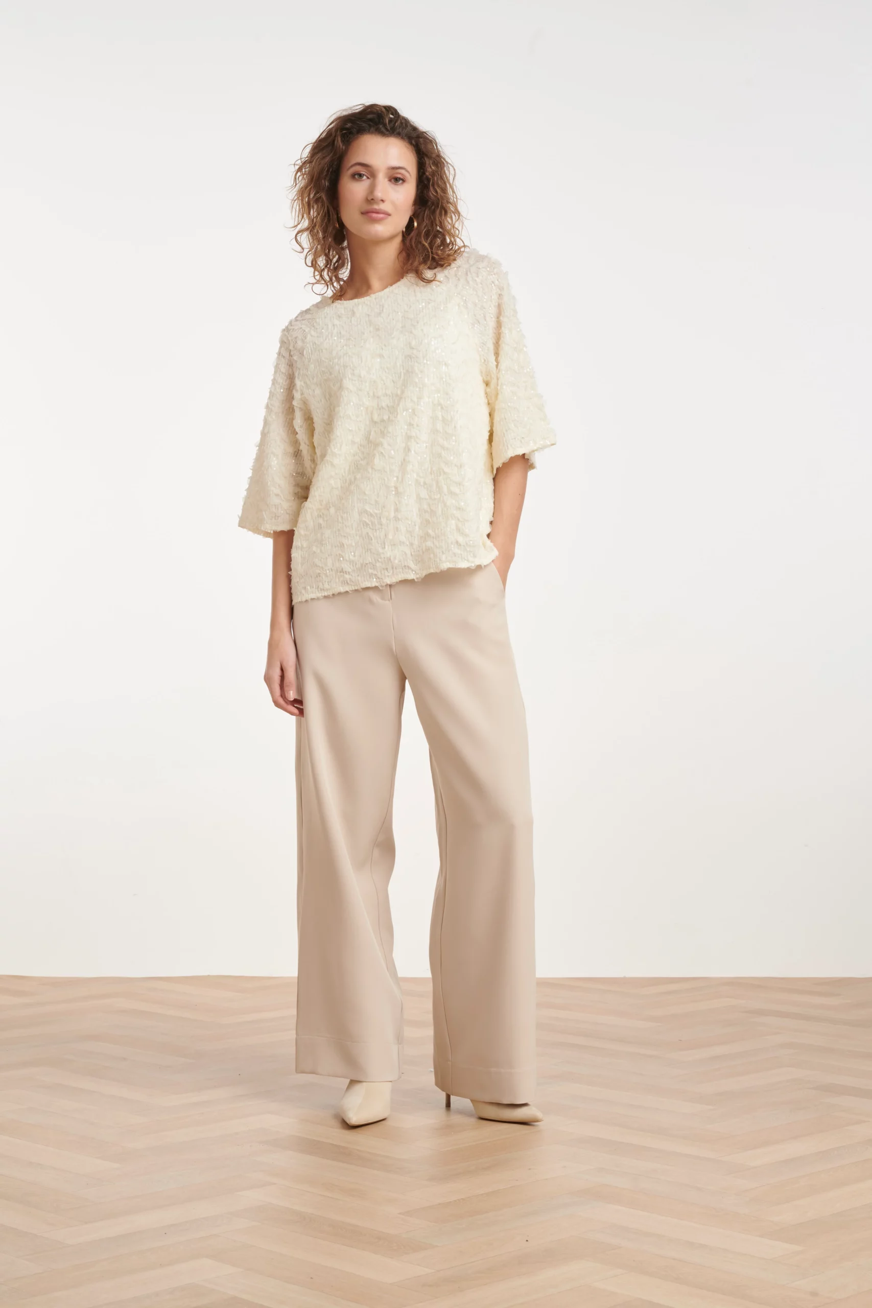 Top crema con lentejuelas y manga corta