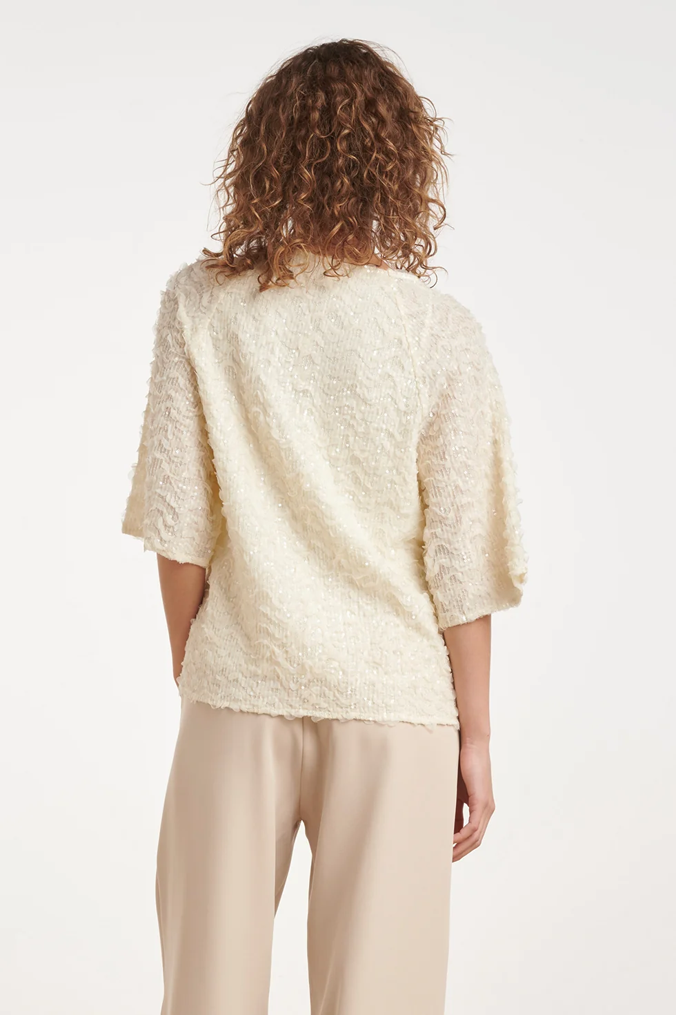 Top crema con lentejuelas y manga corta - Imagen 2