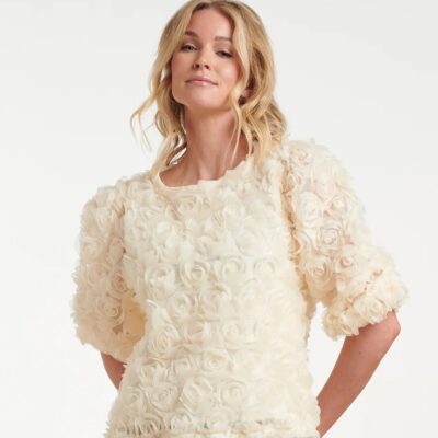 Top blanco de gasa con rosas en 3D
