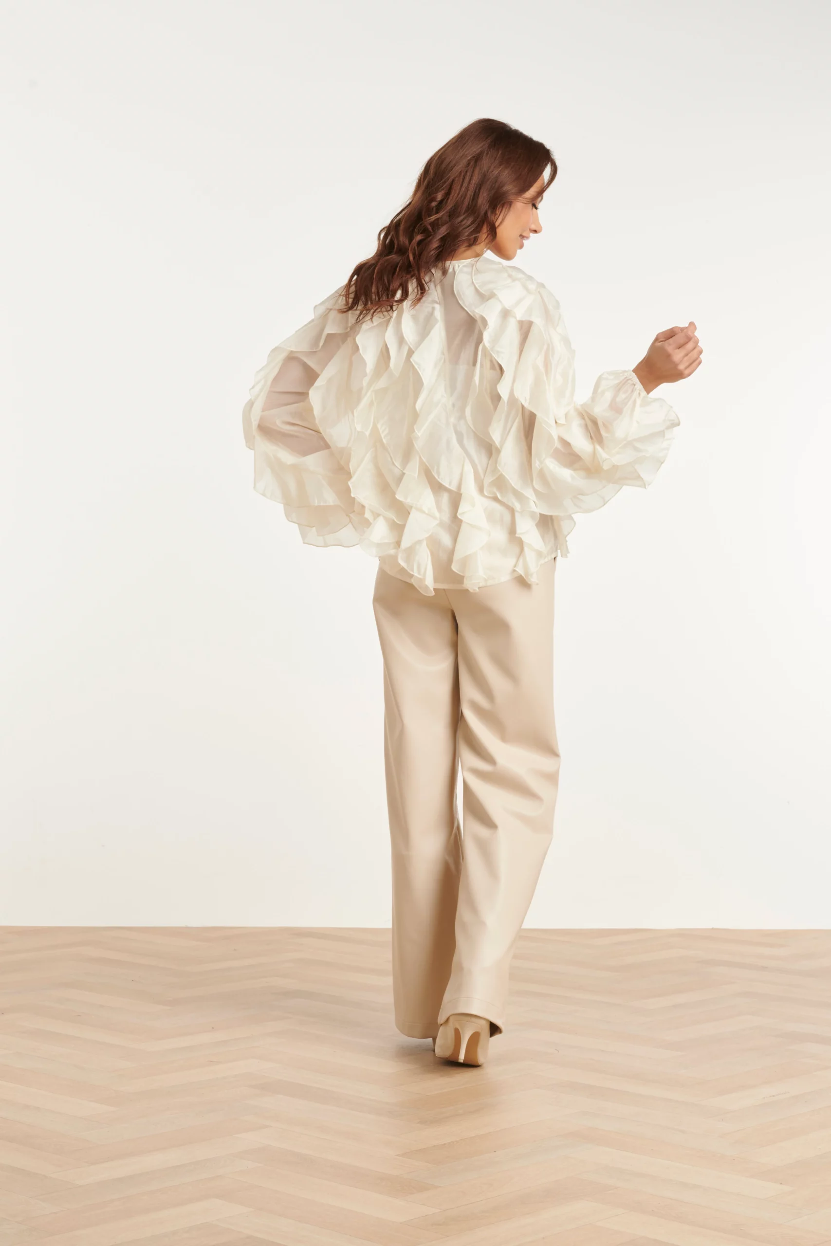 Blusa de gasa crema con volantes - Imagen 3