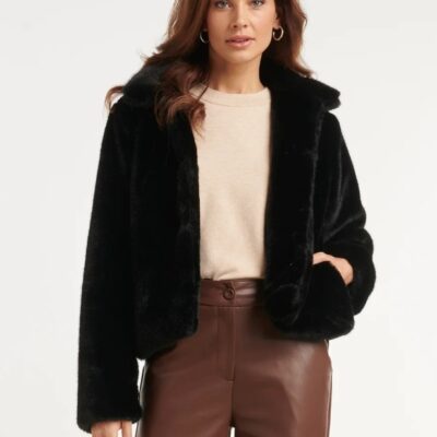 Chaqueta negra de pelo corto